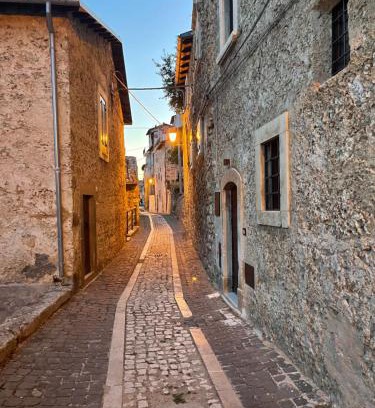 Calascio Maison | La casa di mezzo