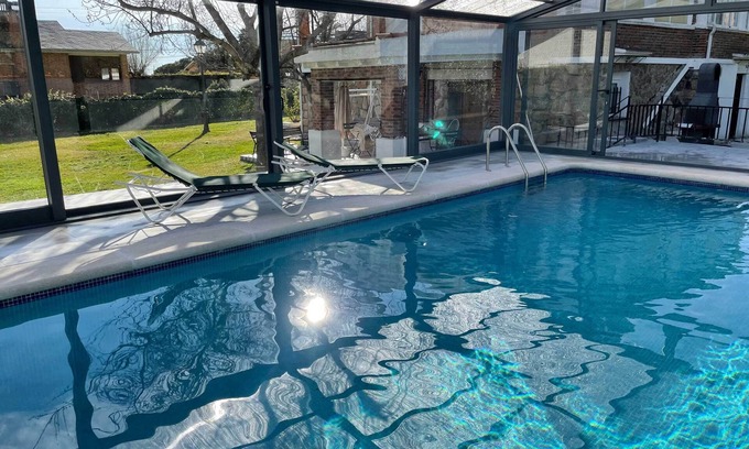 La Cabrera Chalet De Ski | La Casa Pico de la Miel Incluye Piscina Privada de Agua Salada de 8 x 4 con Espectaculares Vistas