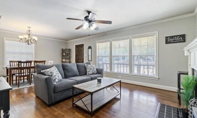 Austin Ave. Maison | La Casa Roja / Premier Waco Neighborhood - few blocks from the Castle & Downtown