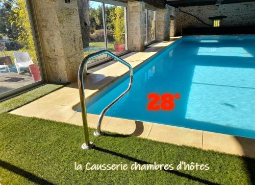 Gramat Lit Et Petit-Déjeuner | La Causserie, Chambre d'Hôtes avec piscine interieure, pour vous seuls !
