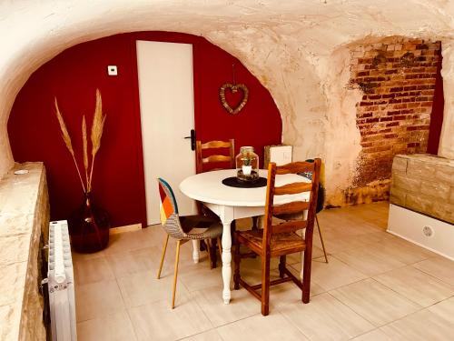 Renaison Appartement | La Cave aux Lumières - Proche centre-ville - 2 chambres - Wifi
