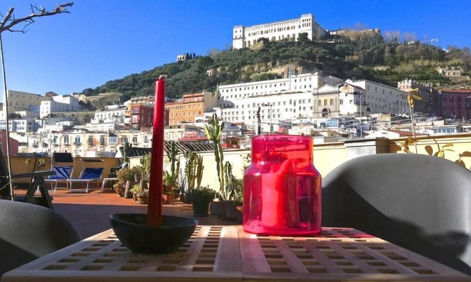 Historical Center Appartement | Penthouse calme au centre de Naples, terrasse panoramique, connexion Wi-Fi gratuite.