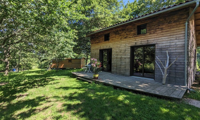 Saint-Pardoux Lit Et Petit-Déjeuner | La Chambre d'Art in the heart of nature, 300 metres from Lake St Pardoux
