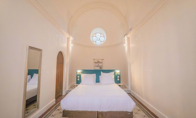 Pezenas Appartement | La Chapelle, Gîte 5* de 2 à 4 personnes, insolite avec piscine et sauna, Pézenas