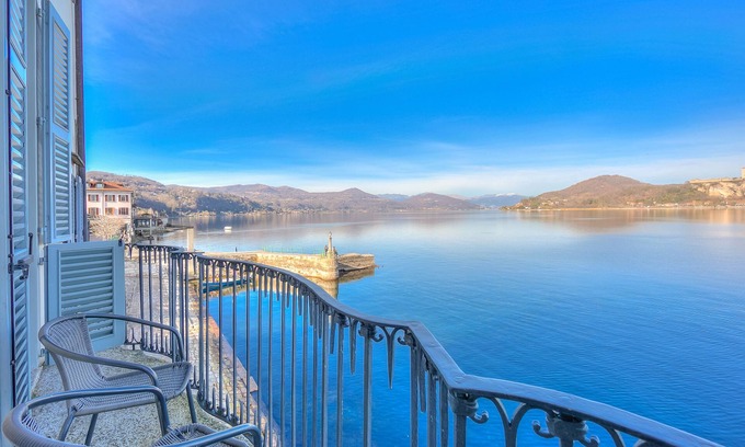 Arona Appartement | La Dolce Vita Pied dans L' Eau, Arona, Italy
