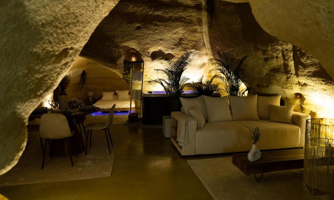 Doue-la-Fontaine Appartement | La falaise perdue : Suite troglodyte grandiose