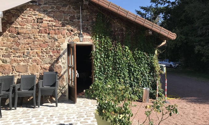 Commelle-Vernay Maison | La Ferme aux Biches