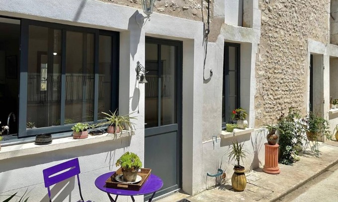 Augy Maison | LA FERME DE LUCIE Maison avec deux chambres, jardin et cour privés.