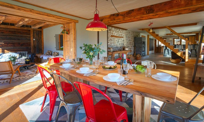 Mieussy Chalet De Ski | La Ferme des Artistes - charmante ferme alpine 8p panorama - OVO Network