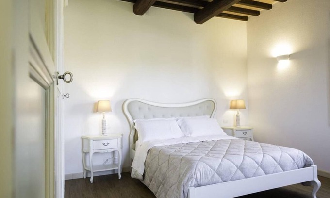 Marsciano Appartement | La Fiaccola, elegant suite with fireplace