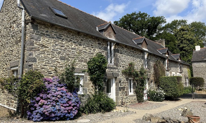 Langourla Lit Et Petit-Déjeuner | La Haye d'Armor, Gite au calme à la campagne