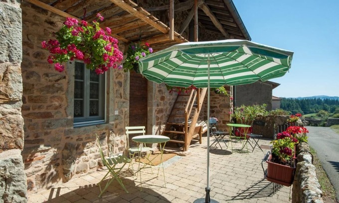 Montagny-sur-Grosne Maison | La Maison aux Pierres Levées