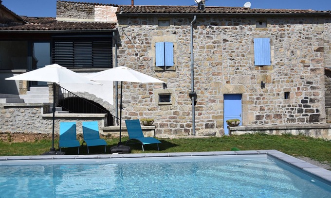 Ailhon Maison | "la Maison Bleue du Plot": Maison en Pierre Avec Piscine et Terrain de Pétanque