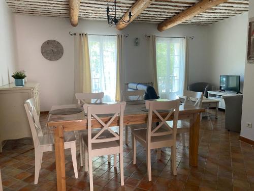 L'Isle-sur-la-Sorgue Maison | La maison des quais avec vue sur la Sorgue, terrasse, 2 chambres parking securise prive