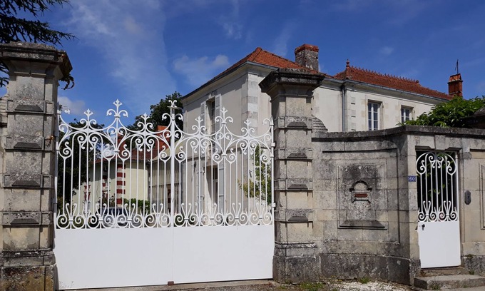Sainte-Soulle Maison | La Maison de Gardien at Manor House Charentaise