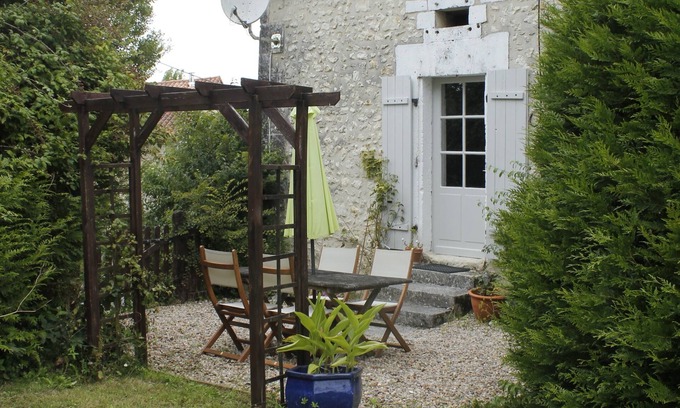 Bertric-Buree Maison | La Maison du Jardin, un chalet de deux chambres, avec une vue imprenable et des couchers de soleil.