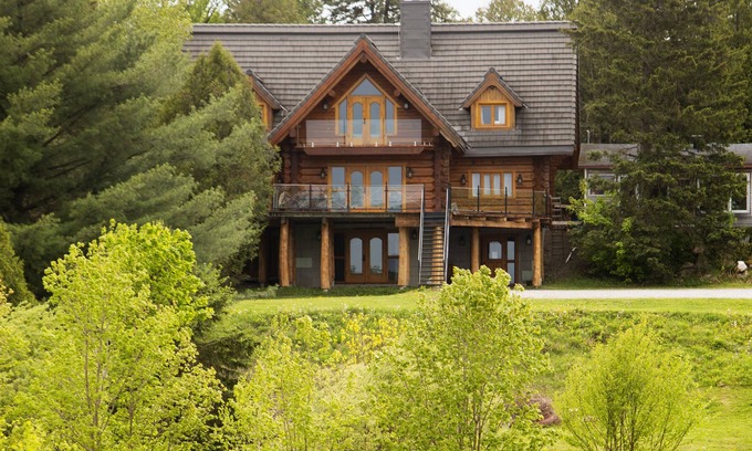 Sainte-Marie Cabine | La maison en bois rond vous offre des chambres majestueuses à couper le souffle.