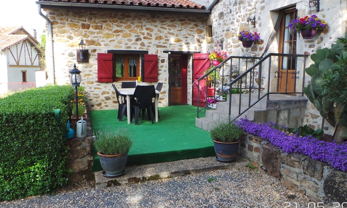 Ecuras Cottage | La Petite Fontaine, petit gite dans un hameau très calme