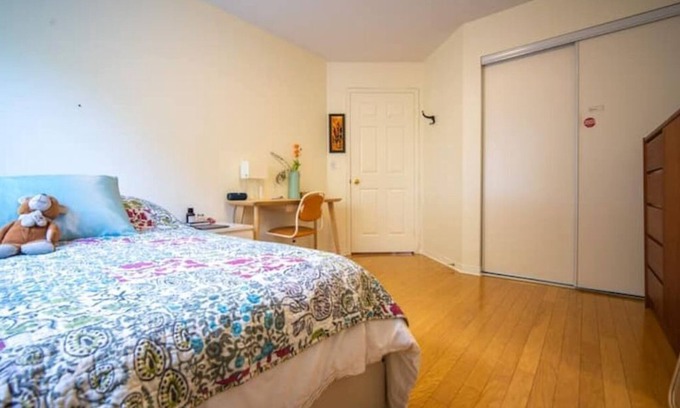 Oxford Appartement | La Place Art Stay 1 King kitchenette LR F Bath