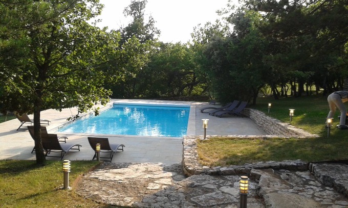 Reillanne Maison | La Poncette, Provencal mas with large garden and private pool in the Luberon.
