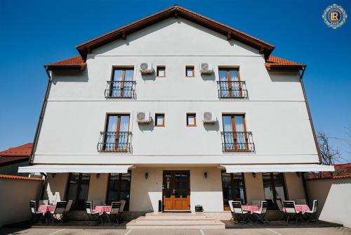 Three Oaks Maison | La Rezidenta