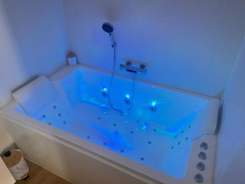 Gradignan Maison | La suite de cœurs avec jacuzzi