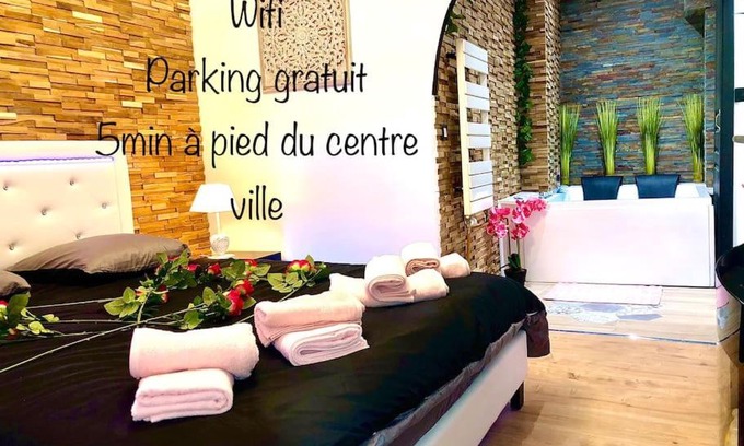 Sens Appartement | La suite romantique Jacuzzi,parking gratuit,centre