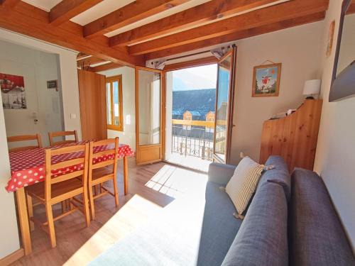 Bagneres-de-Luchon Appartement | La Tanière, T2 duplex, centre Luchon, 4 personnes, wifi, 3ème étage
