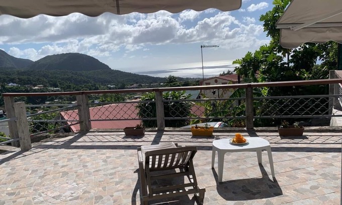 Saint-Charles Maison | La Terrasse du HouelmontBas de villa face à la montagne et avec vue sur la mer