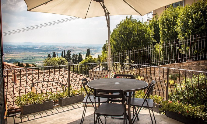 Cortona Old Town Appartement | La Terrazza sulla Valle, avec terrasse privée donnant sur la vallée!