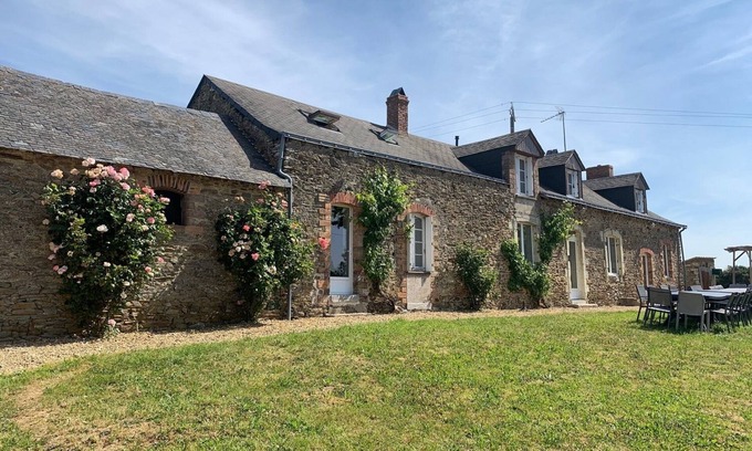 Longuefuye Maison | La Touche et son Pressoir, 12 chambres, 11 sdb et piscine couverte (avril à oct)