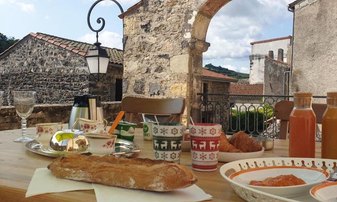 Saint-Saturnin Lit Et Petit-Déjeuner | La Tour Noble