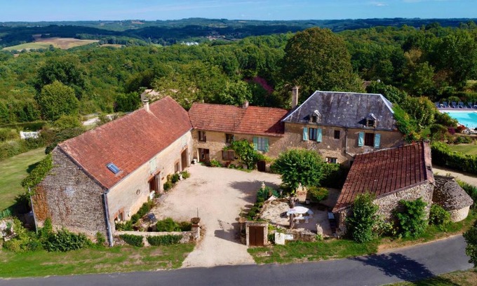 Saint-Genies Maison | La Vieille Ferme: superbe complexe de 3 gîtes en pierre avec Piscine au coeur du Périgord Noir