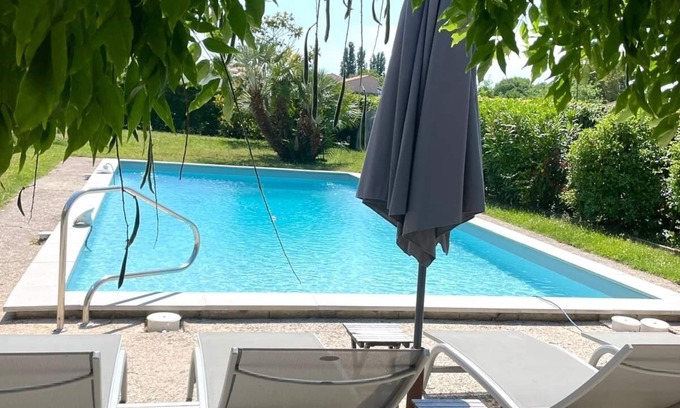 Breuillet Maison | La villa des fleurs à Breuillet - sleeps 8 - garden - swimming pool