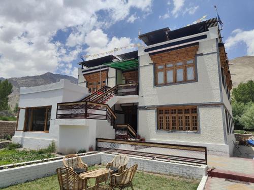She Maison | Labrang Home Stay