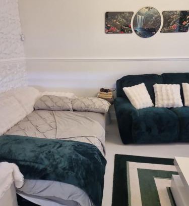 Bow West Maison | Lackco's Dulux Room for Royals