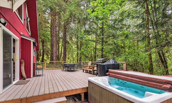 Baring Cabine | Ladybug Landing - Creekside w/ hot tub, pet friendly