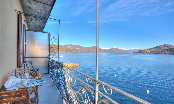 Arona Appartement | Lago Magico Pied Dans L' Eau