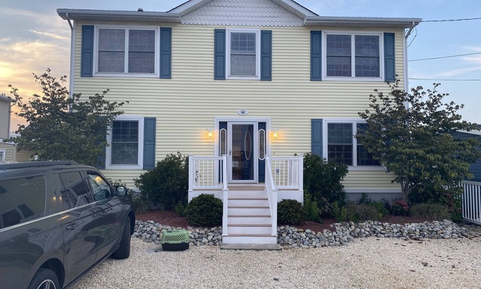 Beach Haven West Maison | Lagoon front for large family, minutes from beach! Dog friendly.No prom rentals.