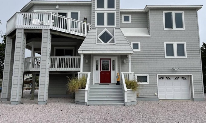 Loveladies Maison | Lagoon front. Loveladies. Dock. Decks. Beach Badges. Bikes. Ping Pong table. Foosball..