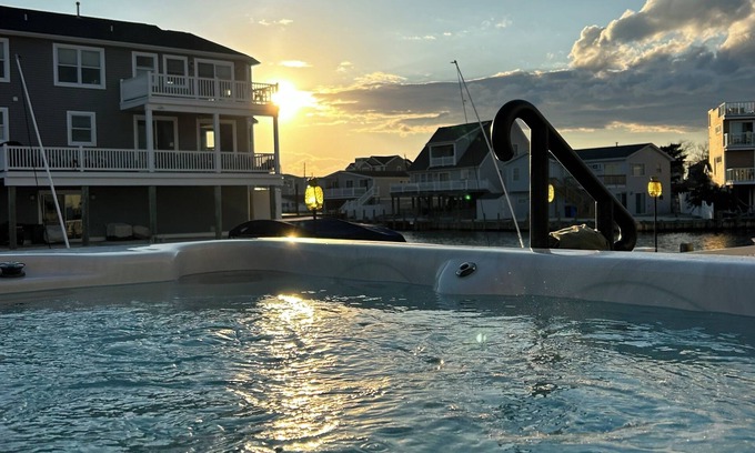 Beach Haven West Maison | LAGOON FRONT 4 bedrooms, Dock,12 PERSON SWIM SPA, 5 min to LBI Beaches