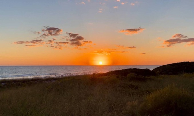 Laguna Beach Maison | Laguna Beach Bungalow|Sleeps4|Patio|Steps to the sand!