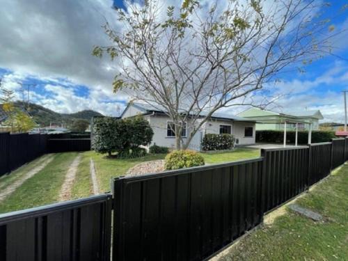 Stanthorpe Maison | LAHOOL GUEST HOUSE JUST A CREEKSIDE STROLL TO TOWN