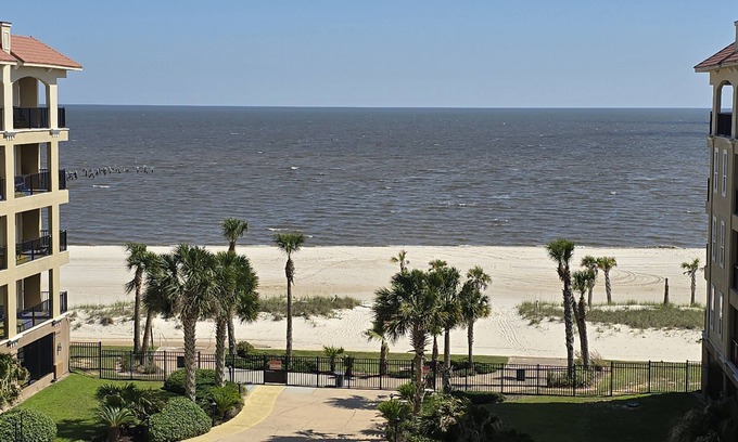 Henderson Point Copropriété | Laid-Back Luxury – Beachfront Condo at Inn By The Sea