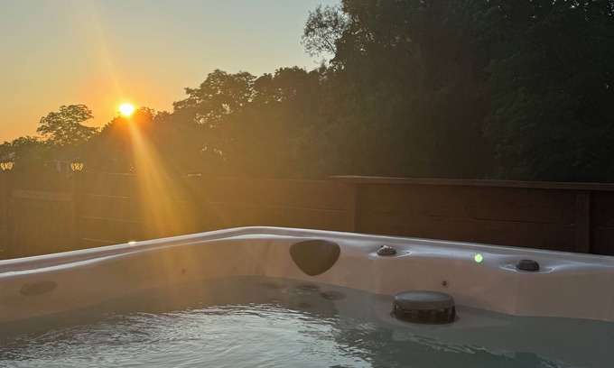 Romulus Maison | Lake Access, Views and Hot Tub