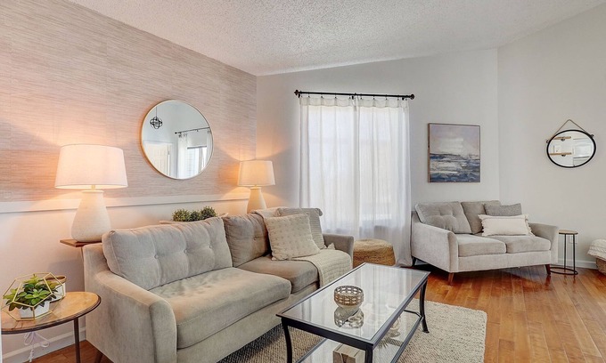 Highlands Copropriété | Lake Arbor Penthouse Suite🐠Short walk to Arbor Lake, gym, dining and shopping!