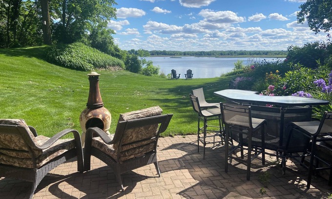 Dakota County Maison | Lake Byllesby Paradise: Serene Lakefront Home.