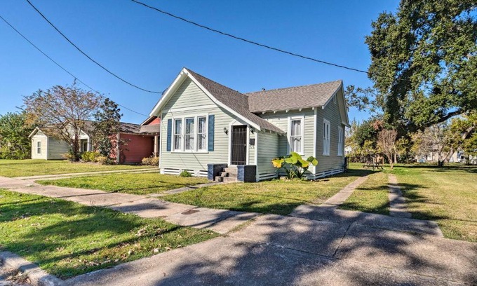 Lake Charles Maison | Lake Charles Cottage with Fireplace and Yard!