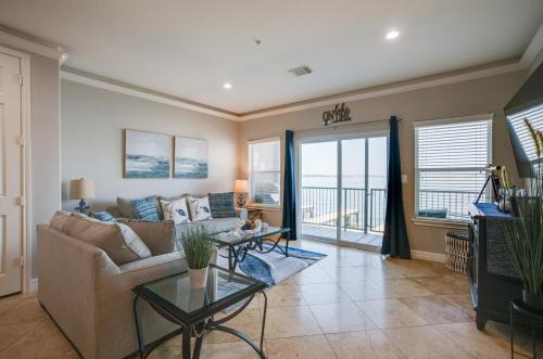 Seven Coves Appartement | Lake Conroe Waterfront Home Patio and Shared Pool!