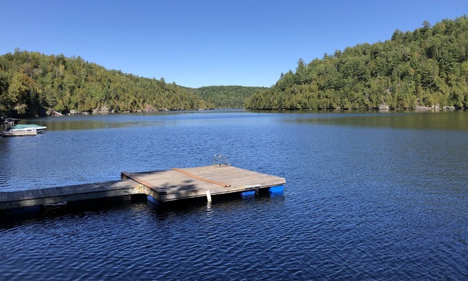 Val-des-Monts Villa | Lake Cottage ( sea-doo & hot tub)